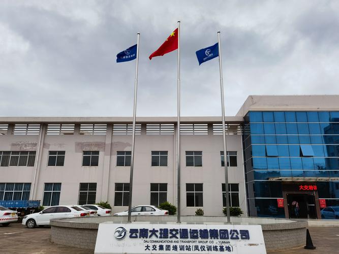 从方向盘到后视镜 大交驾校训练场地上的点线之间